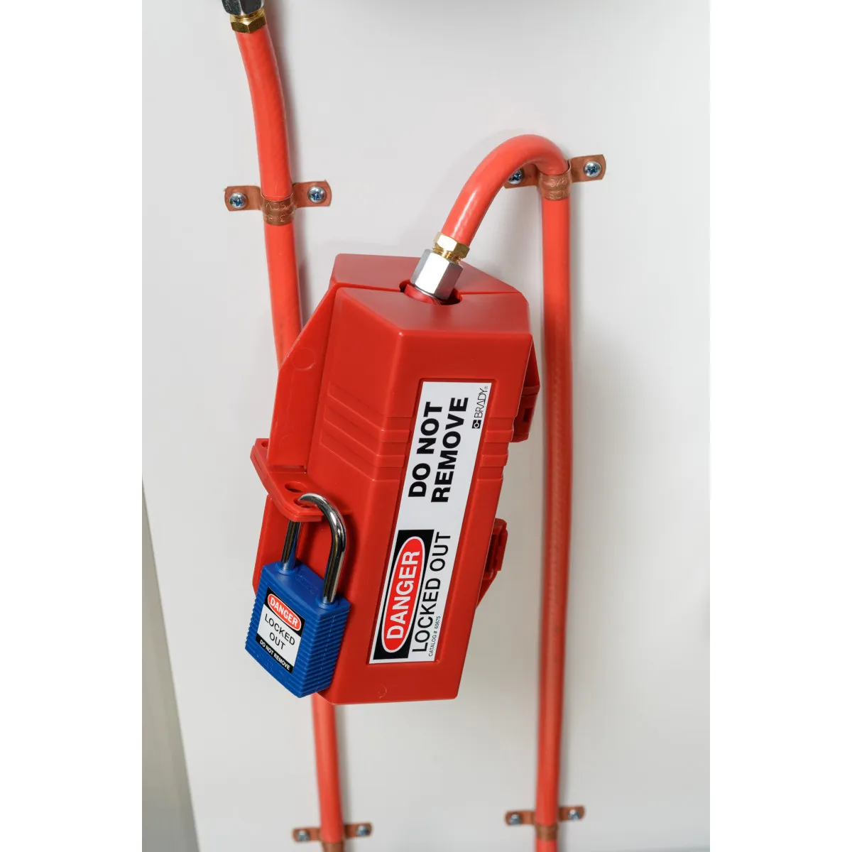 Brady PLUG LOCKOUT 220/550V W/ DANGER LABELS Pic_1